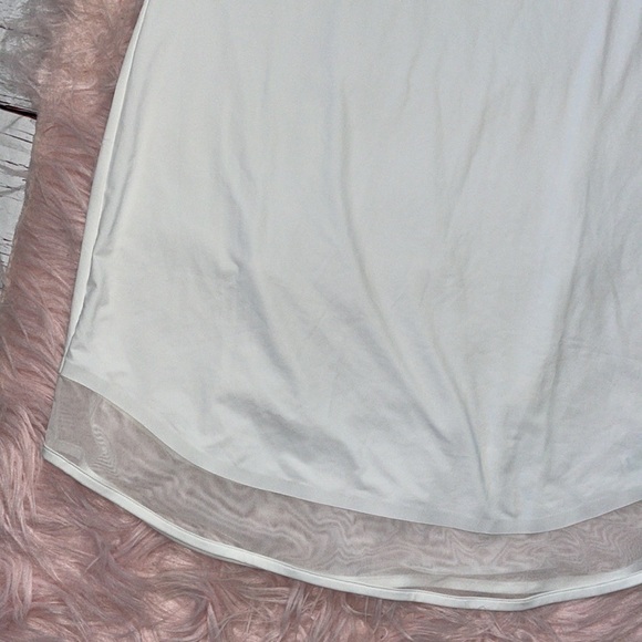 Elegant White Sleeveless Dress - Picture 8 of 9